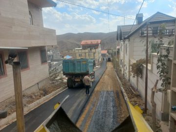 رو‌سازی و آسفالت‌ خیابان شهرداری قاهان با هدف ارتقای خدمات عمرانی انجام شد