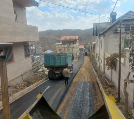 رو‌سازی و آسفالت‌ خیابان شهرداری قاهان با هدف ارتقای خدمات عمرانی انجام شد