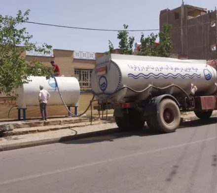 آبرسانی به شهر قاهان توسط تانکرهای شرکت آبفا استان قم