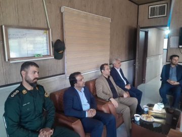 بازدید فرماندار، مسئولان شهرستان و شهردار قاهان از پاسگاه انتظامی به مناسبت هفته نیروی انتظامی