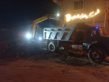 ادامه عملیات تسطیح و بهسازی مسیر منتهی به منبع آب شهر قاهان