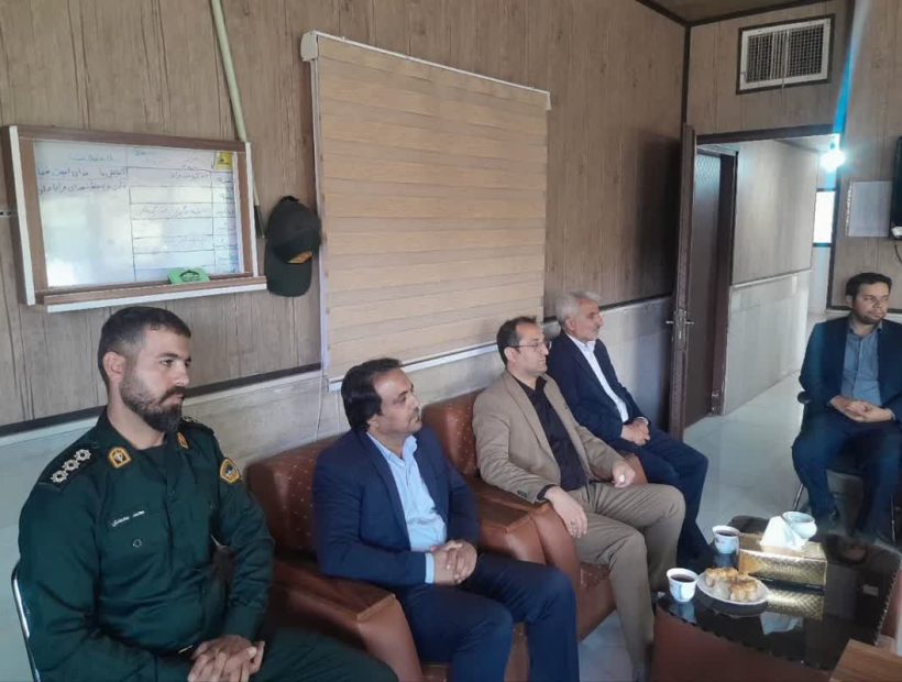 بازدید فرماندار، مسئولان شهرستان و شهردار قاهان از پاسگاه انتظامی به مناسبت هفته نیروی انتظامی
