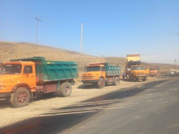 ادامه عملیات تعریض  و آسفالت خیابان اصلی ورودی شهر قاهان