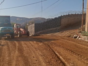 ادامه عملیات تسطیح و بهسازی خیابان شهرداری قاهان