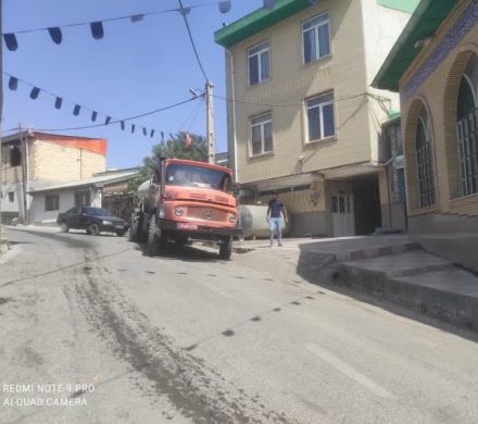 تخلیه آب مخازن حسینیه شهدای قاهان با همکاری شرکت آبفا و شهرداری قاهان