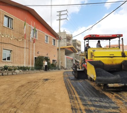 🟢 رو‌سازی و آسفالت خیابان‌ شهرداری قاهان انجام شد