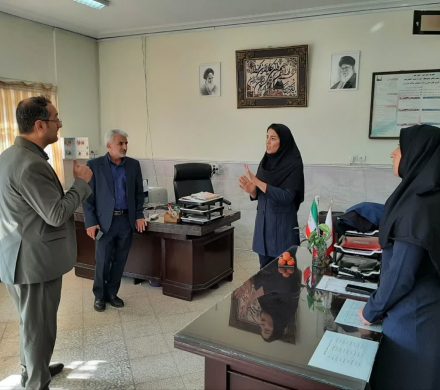 بازدید شهردار قاهان از دبیرستان دخترانه شهر قاهان